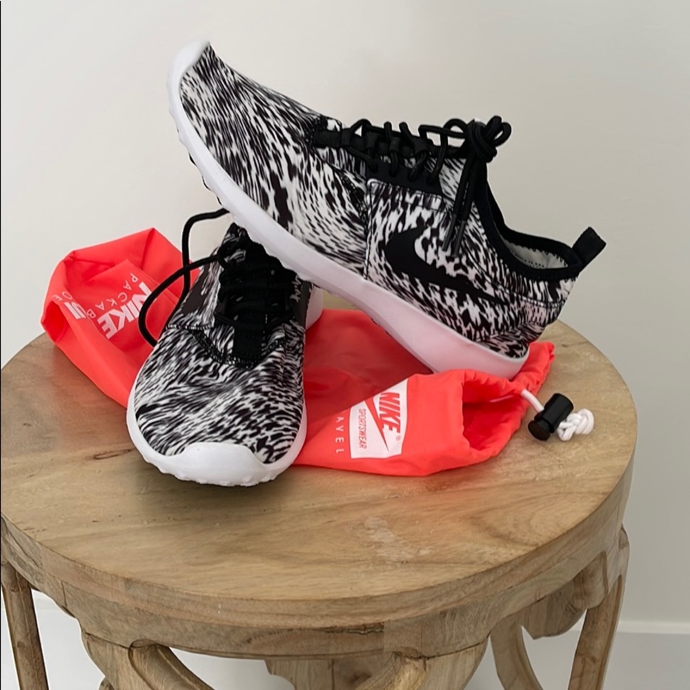 Brand new Nike sneakers with dust bag
